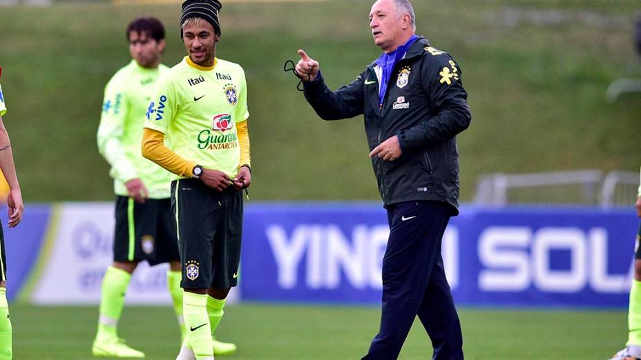 Felipão passa orientações para Neymar durante treino do Brasil na Granja Comary, em Teresópolis