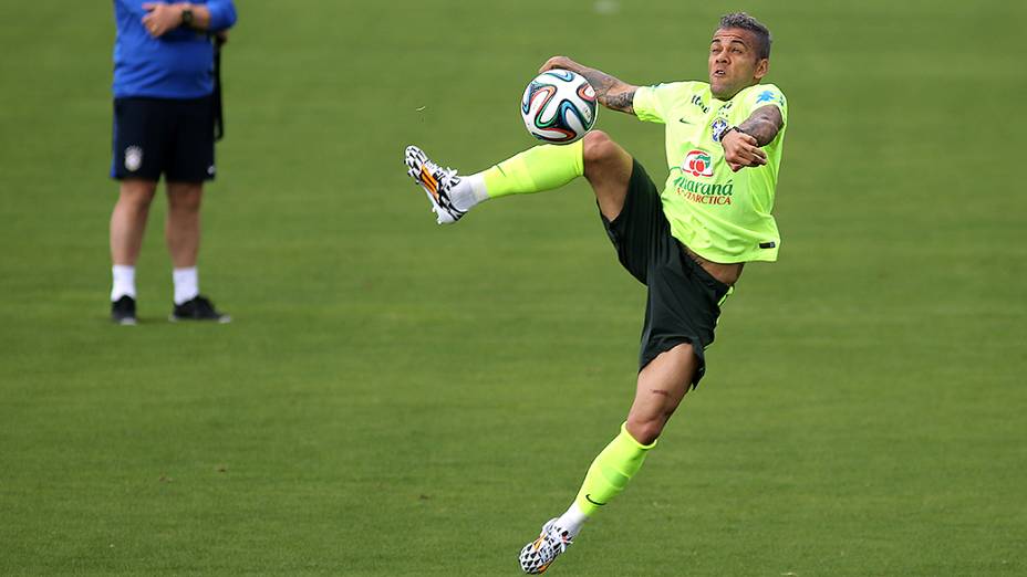 Daniel Alves usa novo visual durante treino do seleção brasileira - (15/06/2014)
