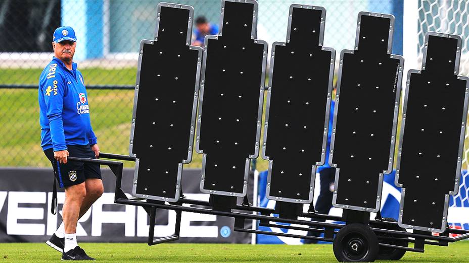 Felipão durante o treino da seleção brasileira neste domingo - (15/06/2014)