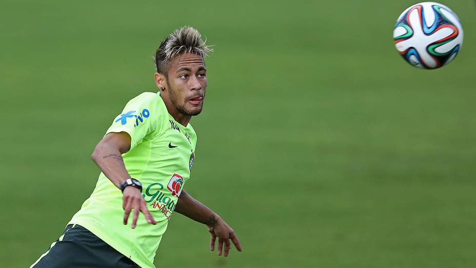 Neymar aparece com novo visual no treino da seleção brasileira neste domingo - (15/06/2014)