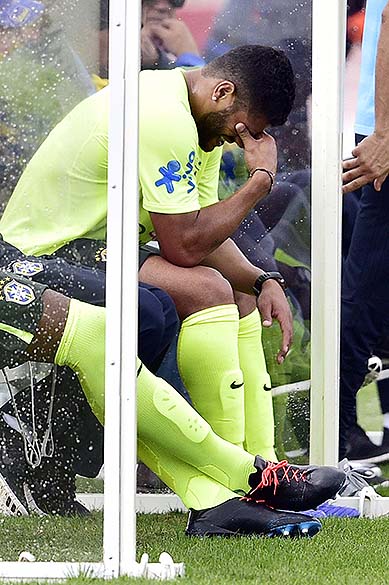 Hulk sente dores e deixa treino na Granja Comary - (15/06/2014)