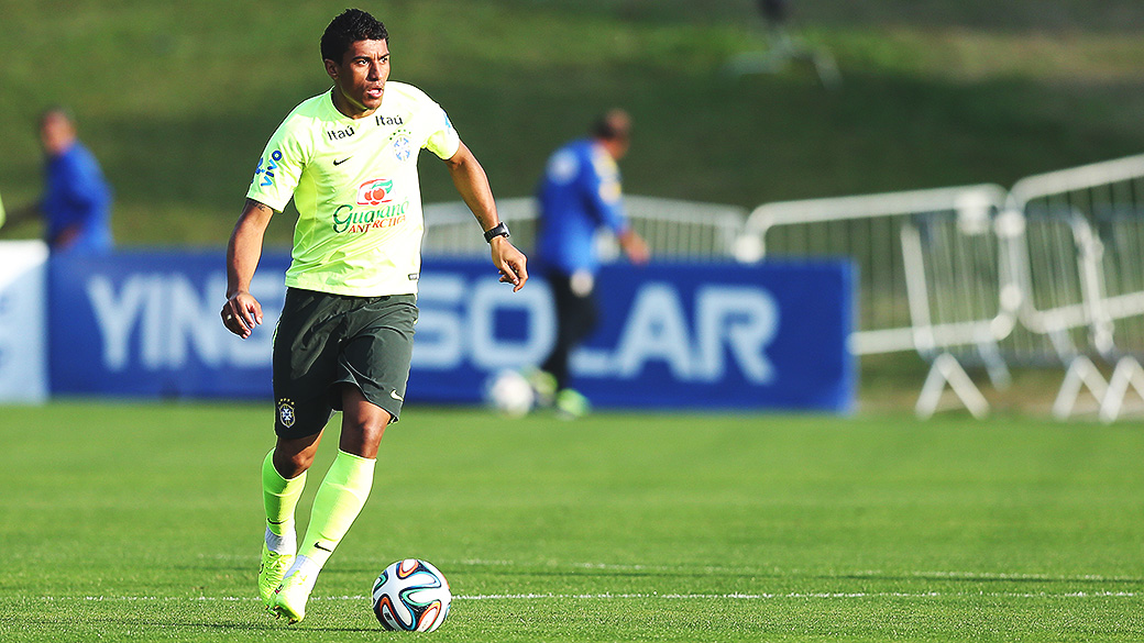 Paulinho durante treino do Brasil na Granja Comary