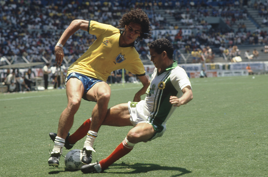 Casagrande, do Brasil, e Medjadi, da Argélia, na Copa do Mundo de 1986