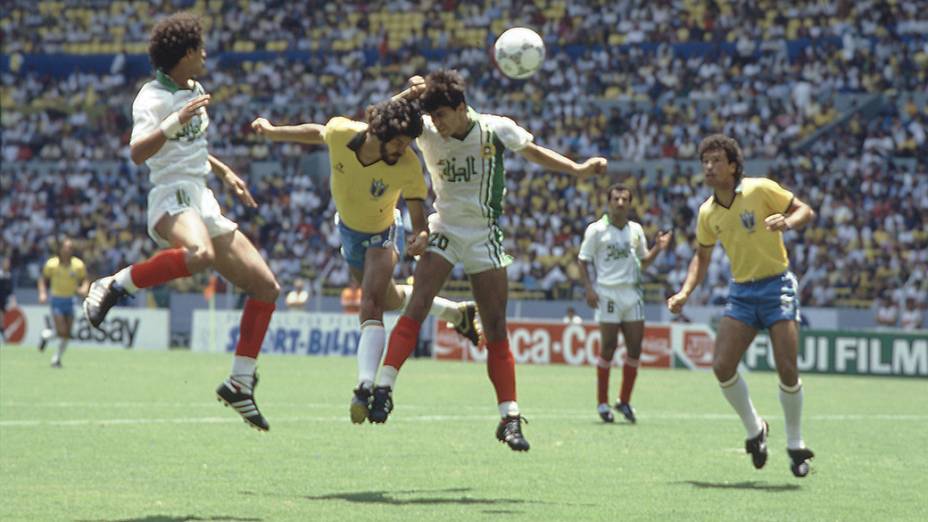 Sócrates e Careca, do Brasil, no jogo entre Brasil e Argélia, na Copa do Mundo de 1986<br> 