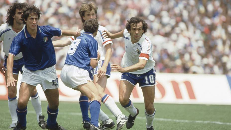 Platini, da França, no jogo contra a Itália, na Copa do Mundo de 1986; o craque francês foi um dos destaques do torneio