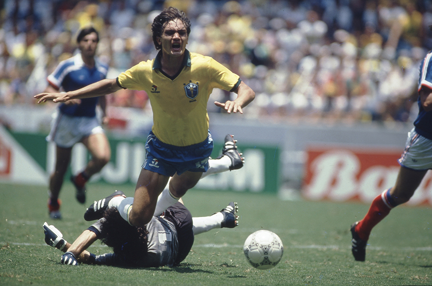 Branco, do Brasil, sofre pênalti cometido por Bats, da França, na Copa de 1986, no Estádio Jalisco, em Guadalajara