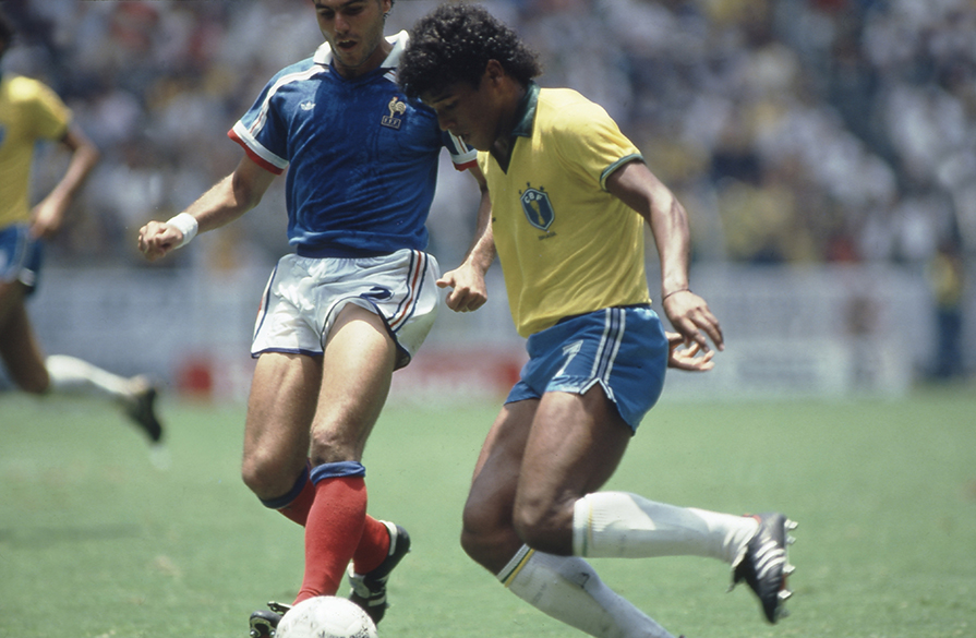 Muller, do Brasil, e Amoros, da França, durante duelo nas quartas de final da Copa do Mundo de 1986