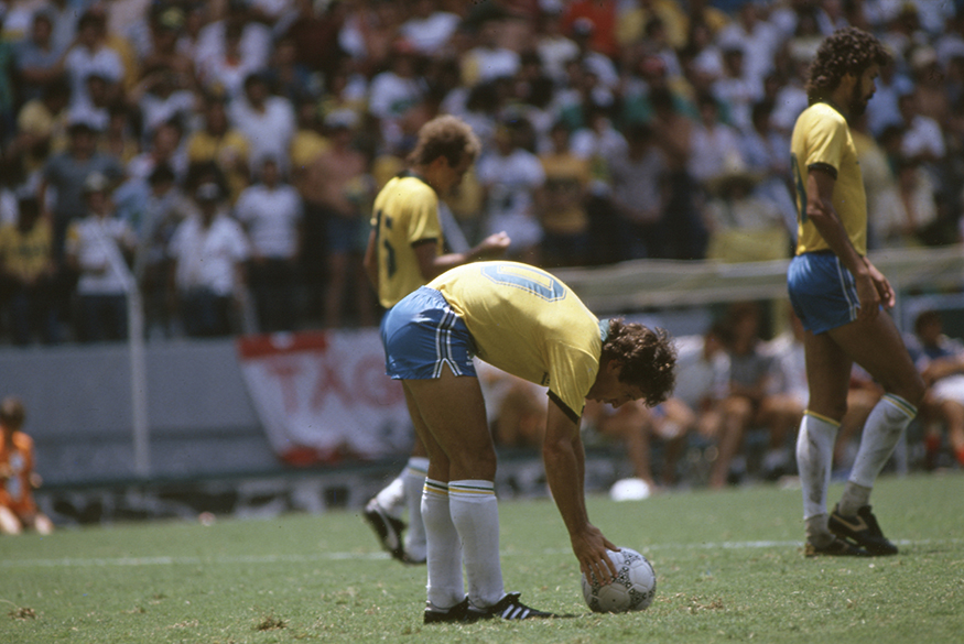 Zico se prepara para bater pênalti no jogo entre Brasil e França, na Copa de 1986, no México