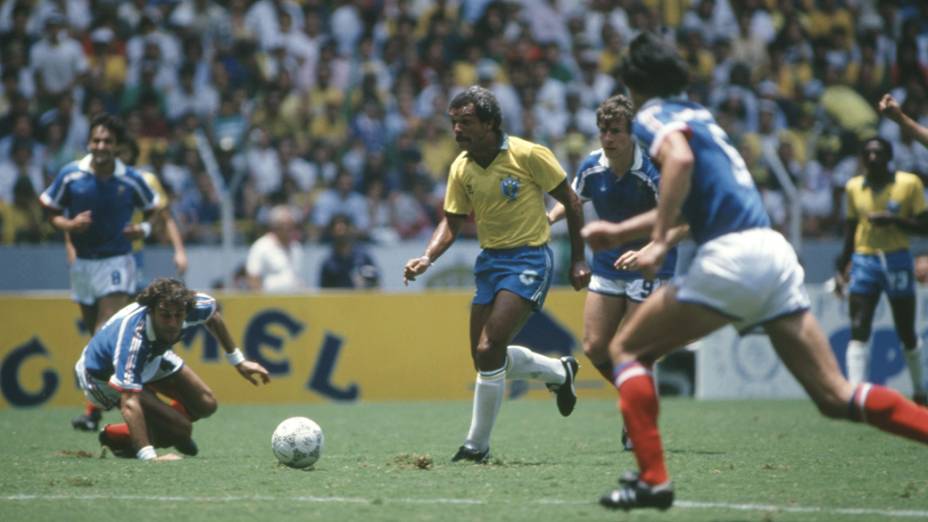 Júnior, entre Fernandez e Battiston, no jogo entre Brasil e França, na Copa do Mundo de 1986, no México