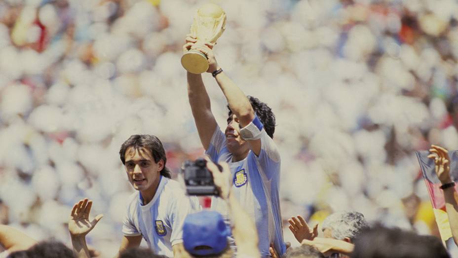 Maradona, capitão da Argentina, levanta a taça depois da conquista da Copa de 1986, no Estádio Azteca, no México