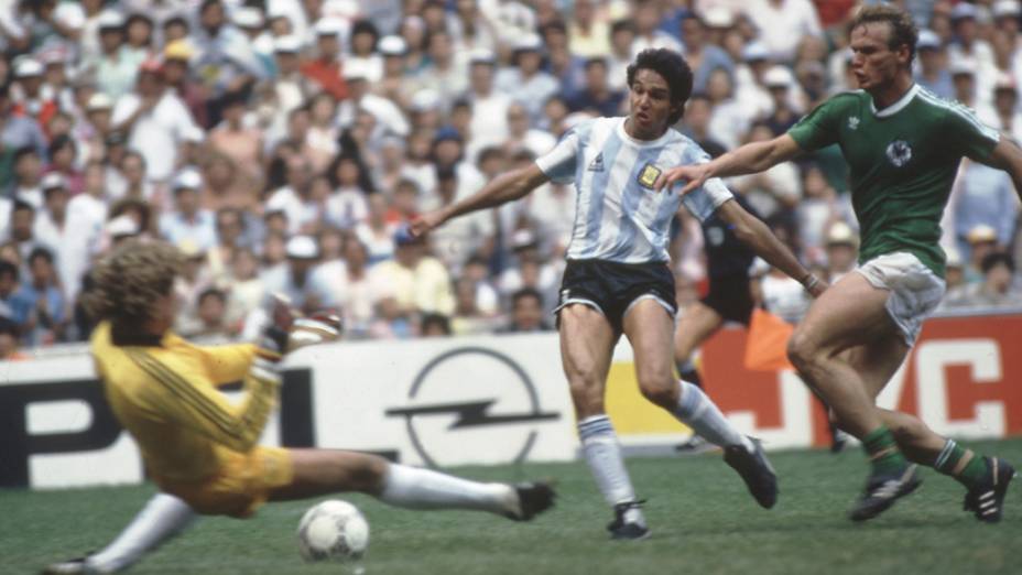 Burruchaga, da Argentina, e Schumacher e Briegel, da Alemanha, duelam na final da Copa do Mundo de 1986, no Estádio Azteca, no México