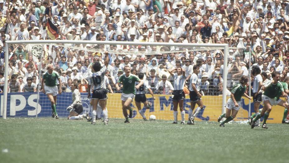 Gol alemão na final de 1986, vencida pela Argentina