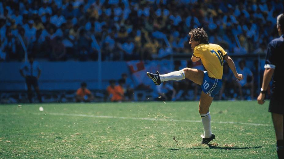 Zico, do Brasil, cobrando um pênalti em jogo com a França, durante as quartas-de-final da Copa do Mundo de Futebol, no Estádio Jalisco