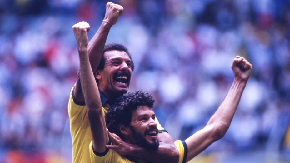 Júnior e Sócrates comemoram gol do Brasil contra a Espanha, na Copa do Mundo de 1986