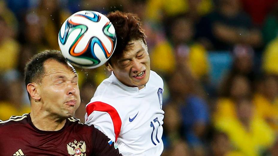 Jogadores disputam a bola no jogo entre Rússia e Coreia do Sul na Arena Pantanal, em Cuiabá