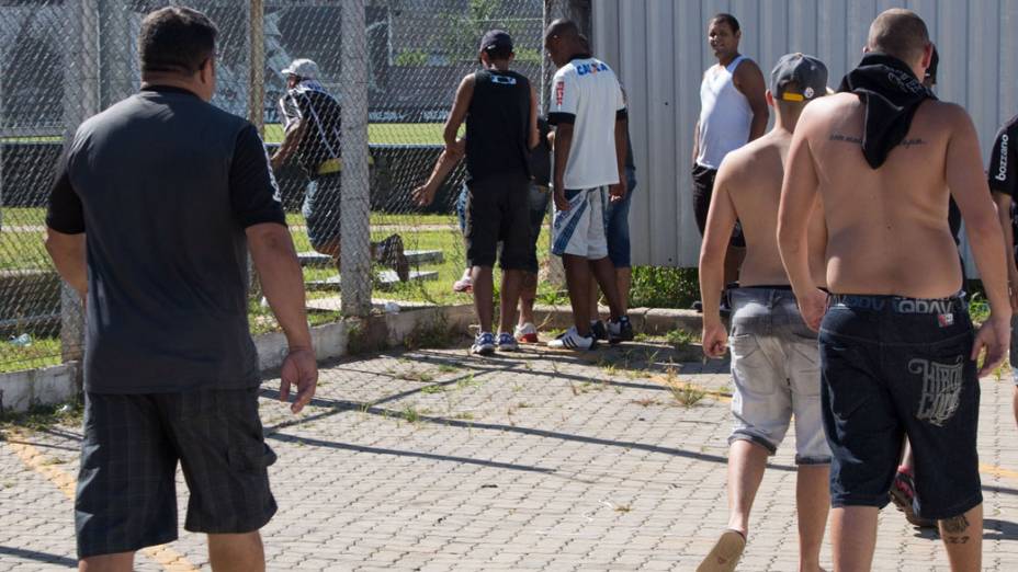 Torcedores abrem um buraco na grade e invadem o CT Corinthians antes do treino do time, em São Paulo