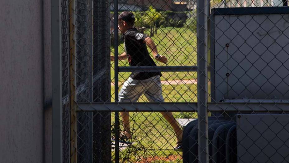 Torcedor corre após invadir o CT do Corinthians, em São Paulo