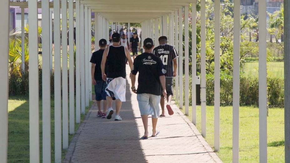 Torcedores invadem o CT do Corinthians para conversar com os jogadores antes do treino, em São Paulo