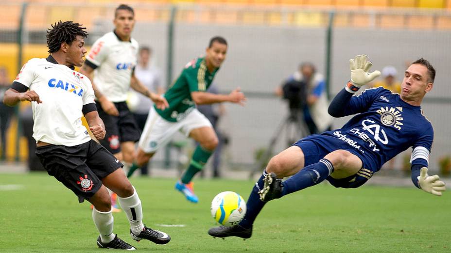 Goleiro Fernando Prass, do Palmeiras, defende chute de Romarinho, do Corinthians, pelo Campeonato Paulista no estádio do Pacaembu, em São Paulo