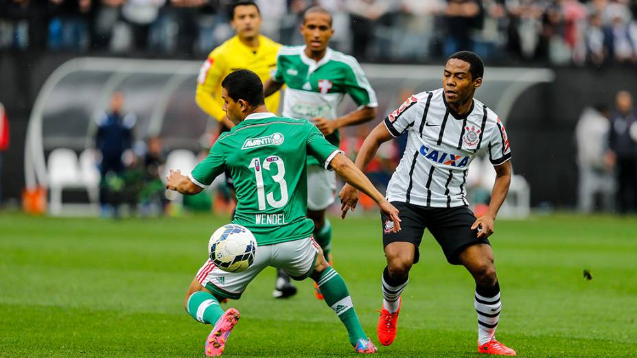 Elias do Corinthians e Wendel do Palmeiras disputam jogada no clássico disputado pela primeira vez no Itaquerão