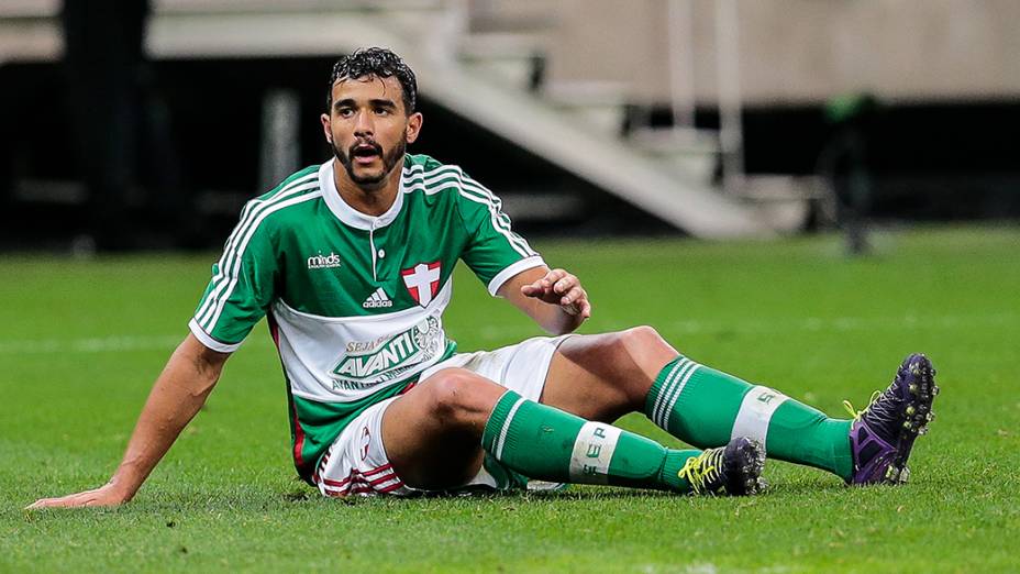 O atacante Henrique do Palmeiras caído no gramado na derrota por 2 a 0 para o Corinthians