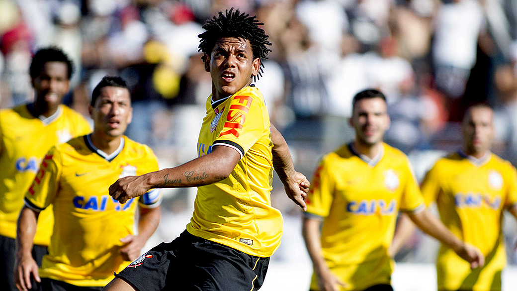 De uniforme amarelo, Corinthians empata com o Penapolense e está fora do Paulista