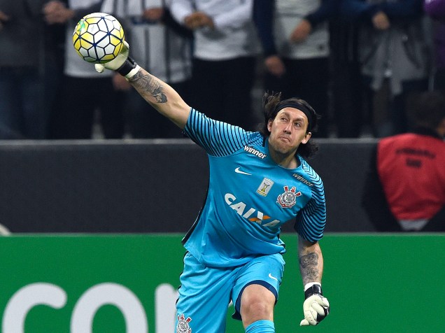 Cássio repõe a bola no jogo contra o Santa Cruz, em São Paulo