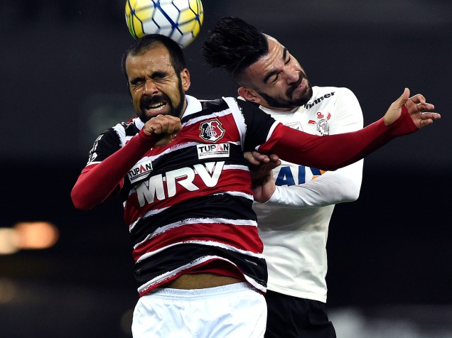 Jogadores disputam a bola no jogo entre Corinthians e Santa Cruz no Itaquerão, em São Paulo