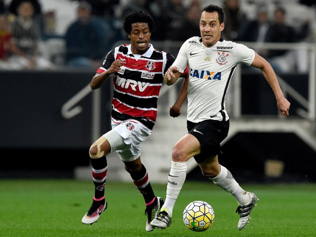 Rodriguinho, do Corinthians, disputa a bola no jogo com Keno, do Santa Cruz, em São Paulo
