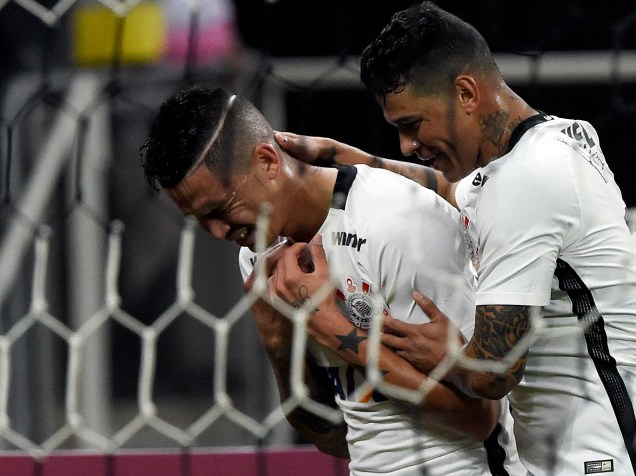Luciano chora ao marcar o primeiro gol do Corinthians sobre o Santa Cruz no Itaquerão, em São Paulo