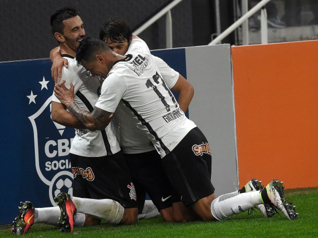 Jogadores do Corinthians comemoram o segundo gol da equipe sobre o Santa Cruz, em São Paulo