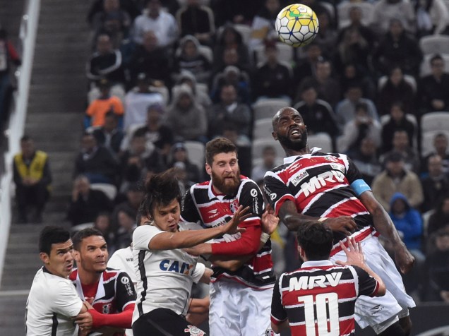Jogadores disputam a bola em lance de escanteio, no jogo entre Corinthians e Santa Cruz, em São Paulo