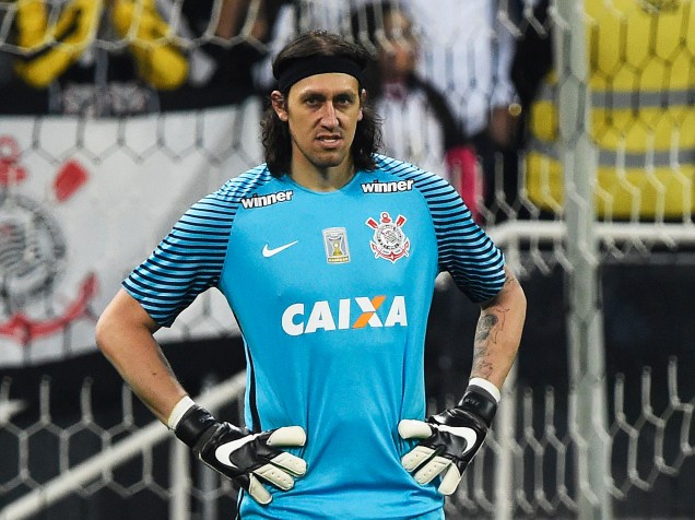 O goleiro Cássio, do Corinthians, sofre gol do Santa Cruz após erro na saída de bola