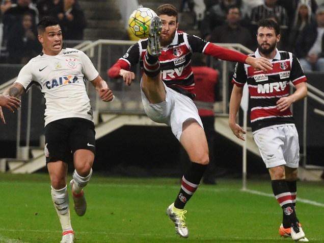 O zagueiro Danny Morais, do Santa Cruz, tira a bola da área no jogo contra o Corinthians no Itaquerão, em São Paulo