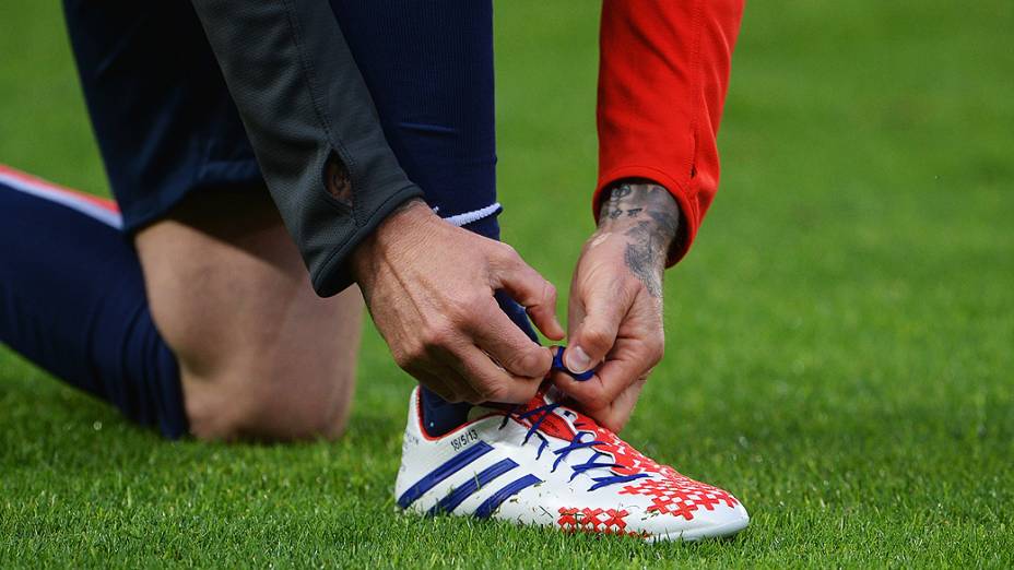 David Beckham usa chuteira especial em seu jogo de despedida contra o Brest em partida válida pela penúltima rodada do campeonato francês