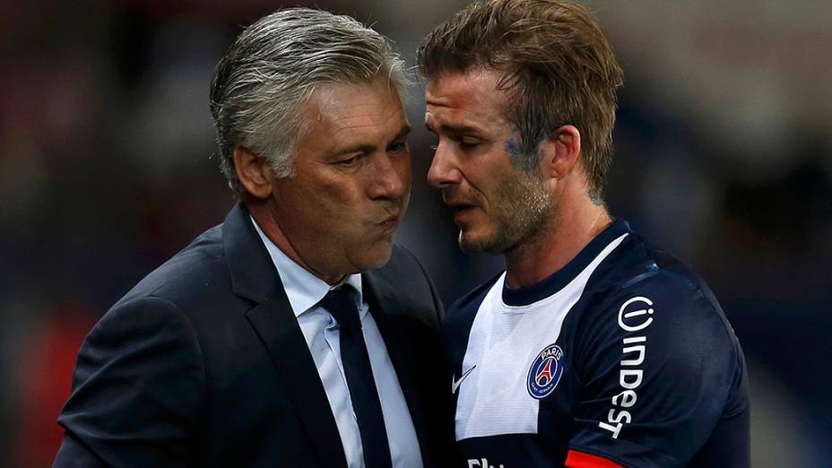 David Beckham abraça o treinador Carlo Ancelotti ao deixar o gramado em partida do PSG contra o Brest, que pode ter sido sua última como profissional