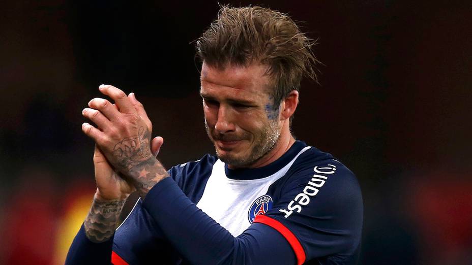 David Beckham se emociona ao deixar o gramado em partida do PSG contra o Brest, que pode ter sido sua última como profissional