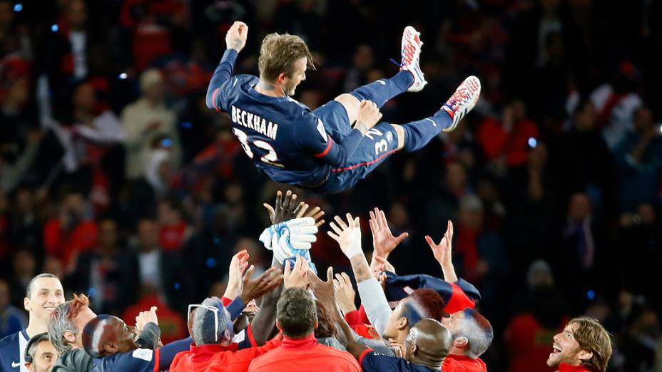 David Beckham é homenageado pelos companheiros de time em seu jogo de despedida contra o Brest em partida válida pela penúltima rodada do campeonato francês
