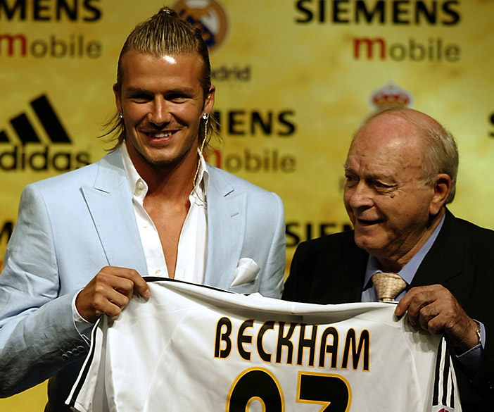 Alfredo Di Stéfano entrega a camisa do Real Madrid para David Beckham, em 2003