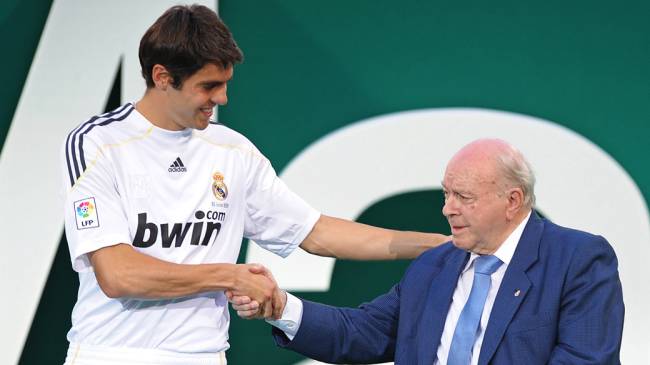 Kaká cumprimenta o ex-jogador do Real Madrid, Alfredo Di Stéfano, em 2009