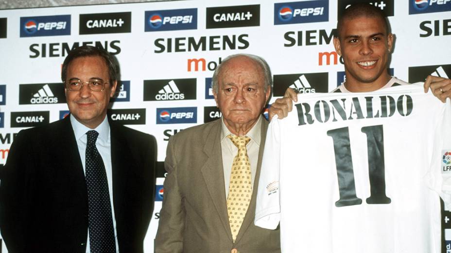 Alfredo Di Stéfano entrega a camisa do Real Madrid para Ronaldo, em 2002