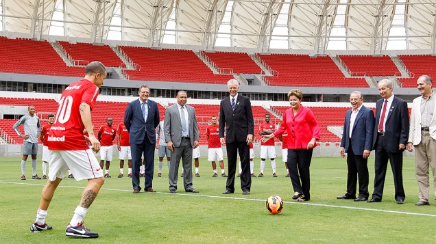 Presidente Dilma Rousseff durante visita inaugural ao Estádio Arena Beira-Rio