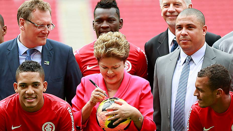 Presidente Dilma Rousseff ao lado do ex-jogador Ronaldo e do secretário-geral da Fifa Jêrome Valcke, durante visita inaugural ao Estádio Beira-Rio