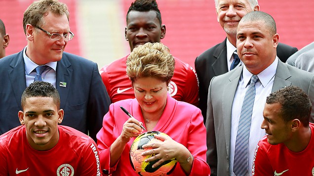 Presidente Dilma Rousseff ao lado do ex-jogador Ronaldo e do secretário-geral da Fifa Jêrome Valcke, durante visita inaugural ao Estádio Arena Beira-Rio
