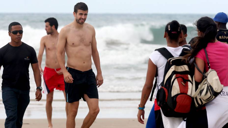 Piqué, da Espanha, na Praia do Futuro, em Fortaleza