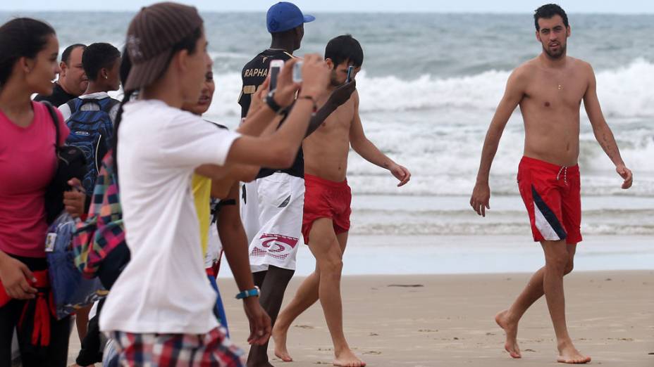 Jogadores Sergio Busquets e Fábregas da Espanha na Praia do Futuro, em Fortaleza