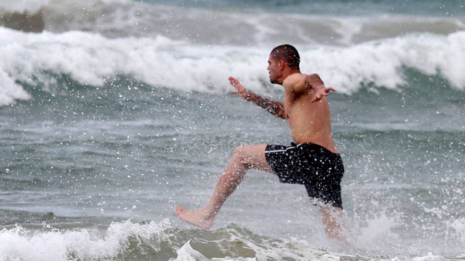 Jogador Victor Valdéz da Espanha na Praia do Futuro, em Fortaleza