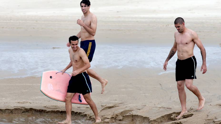 Jogadores da Espanha, na Praia do Futuro em Fortaleza