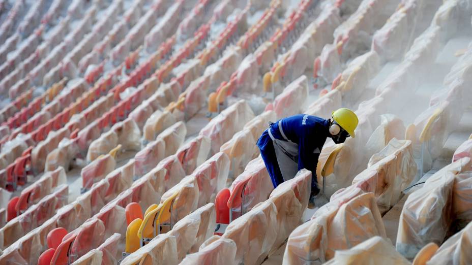 Operários colocam as cadeiras na Arena Amazônia, em Manaus