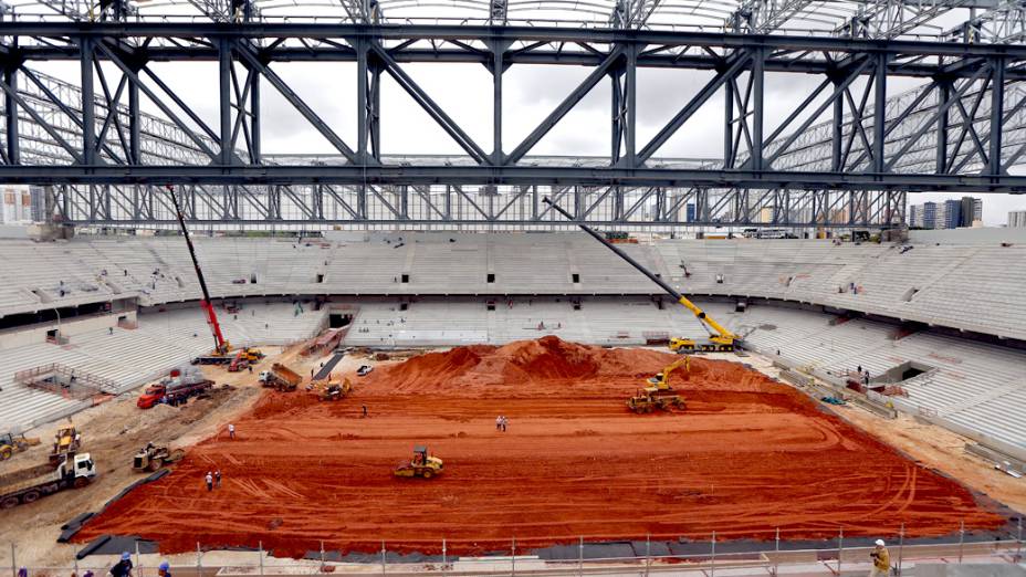 Operários trabalham na construção da Arena da Baixada, em Curitiba